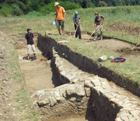 Prinşi săpând în zona sitului arheologic din Ştefan cel Mare